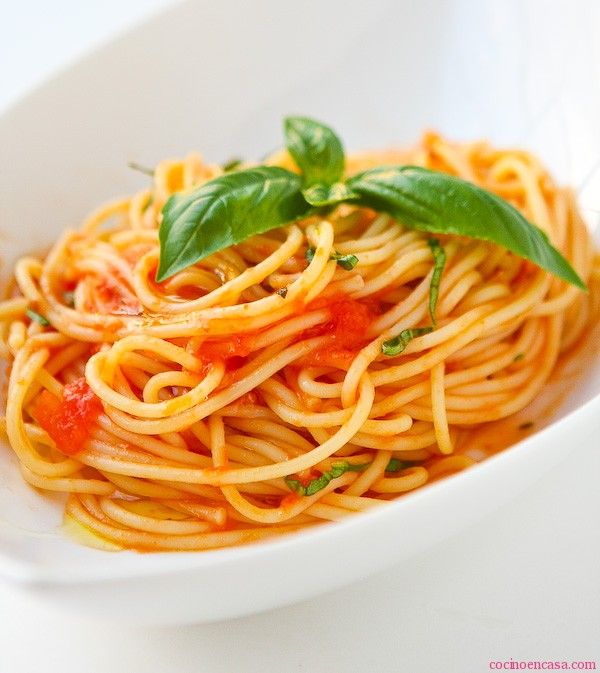 scarpetta-espaguetis-con-salsa-de-tomate-fresco-y-ajo-aceite-de-albahaca-896